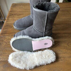 Womens Size 7 Grey UGG'S Classic short II Boots
